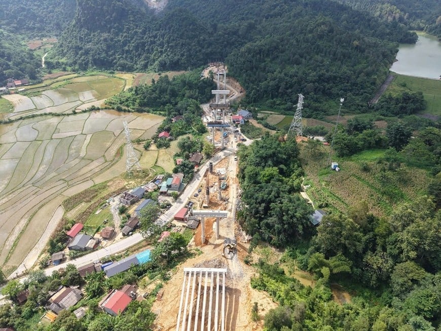 Tranh thủ thời tiết nắng ráo sau thời gian dài mưa lũ, các hạng mục thi công ngoài trời được tăng cường nhân lực và máy móc để bù đắp tiến độ. 