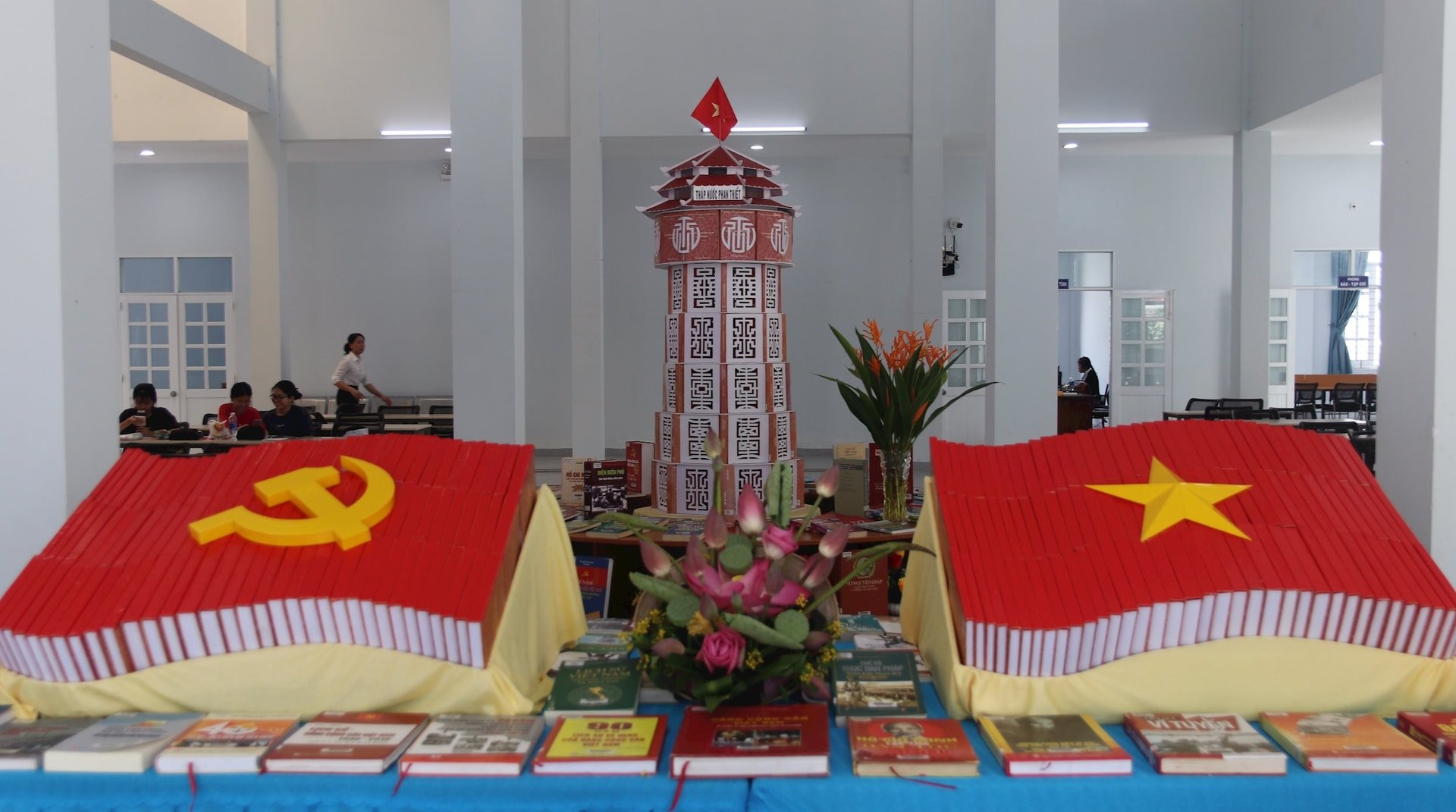 El libro está organizado en modelos de la bandera nacional y la bandera del Partido.