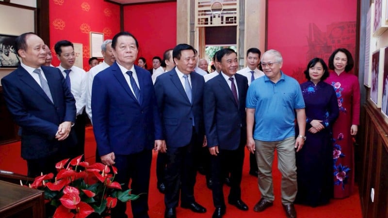 គណៈប្រតិភូ​អញ្ជើញ​ទៅ​ទស្សនា​ព្រះ​បរម​សារីរិកធាតុ​លេខ ៤៨ ហង្ស ង៉ាំង។