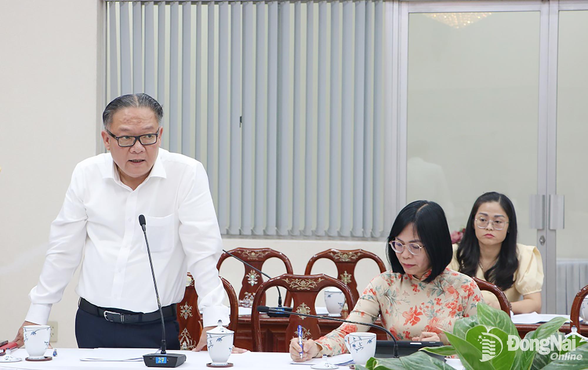 Nguyen Kim Long, Mitglied des Provinzparteikomitees und stellvertretender Vorsitzender des Volkskomitees der Provinz Dong Nai, spricht auf der Sitzung. Foto: Pham Tung 