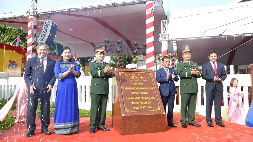 Ceremony to hang a plaque on the project to celebrate the 60th anniversary of the Van Tuong Victory - photo 1