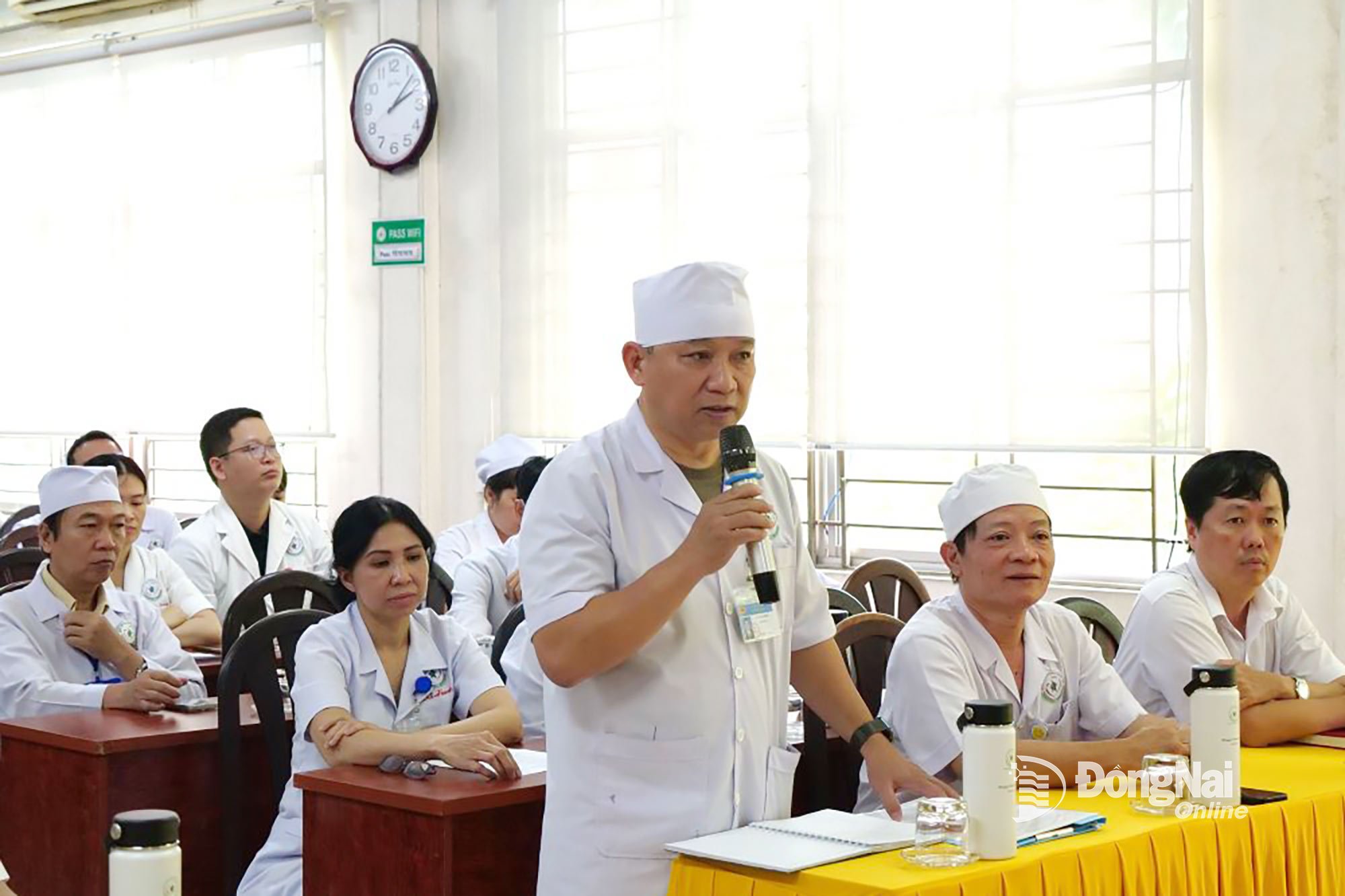 Giám đốc Bệnh viện Nhi đồng Đồng Nai Lê Anh Phong báo cáo hoạt động của bệnh viện. Ảnh: Hạnh Dung