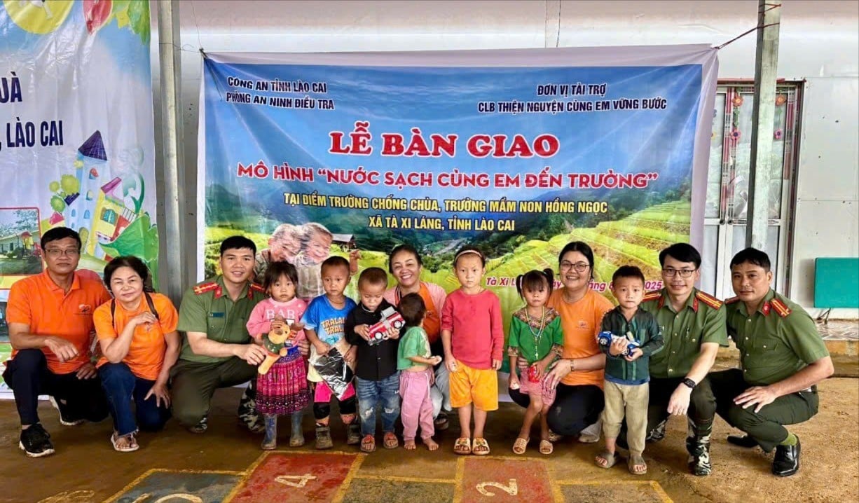 nhung-phan-qua-y-nghia-va-duong-nuoc-sach-duoc-keo-ve-diem-truong-la-niem-vui-lon-nhat-cua-thay-tro-nha-truong-khi-nam-hoc-moi-sap-den-8013.jpg