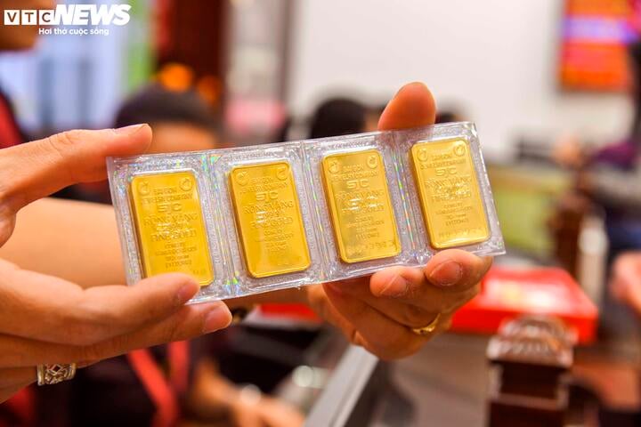 Chạm 125 triệu đồng/lượng, giá vàng miếng trong nước đắt nhất lịch sử