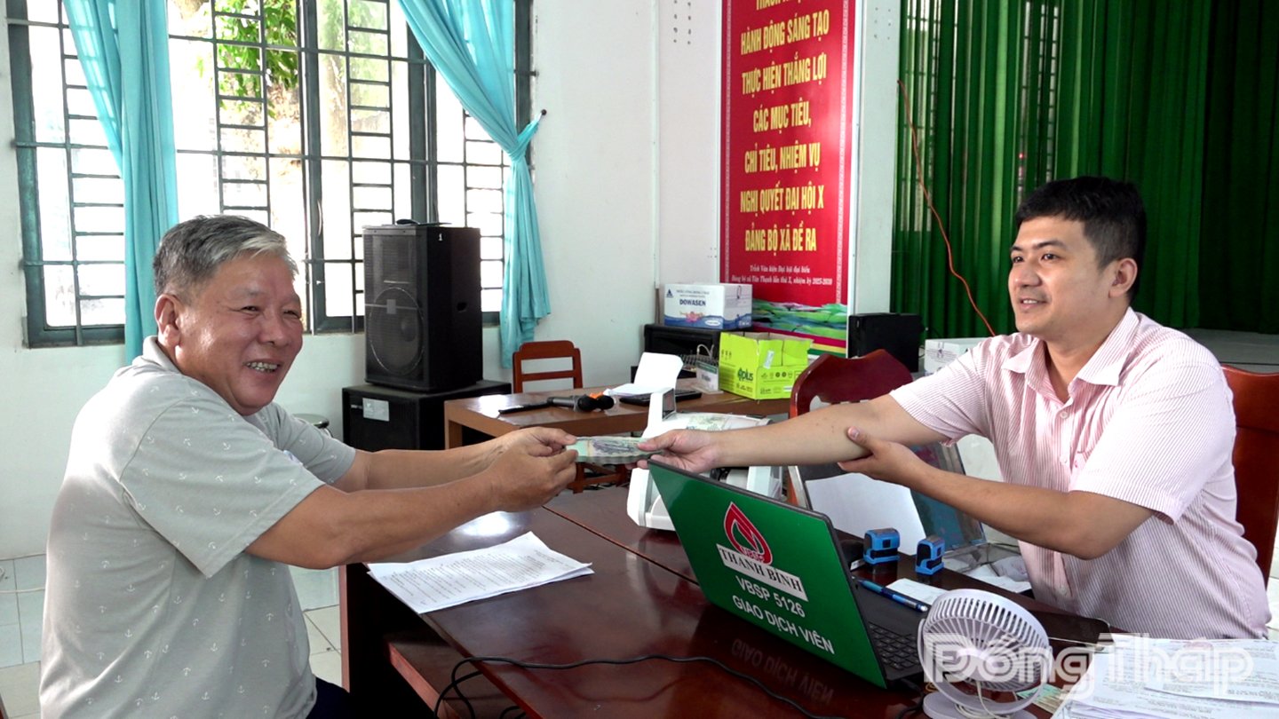 Giải ngân vốn cho hộ vay ở xã Tân Thạnh