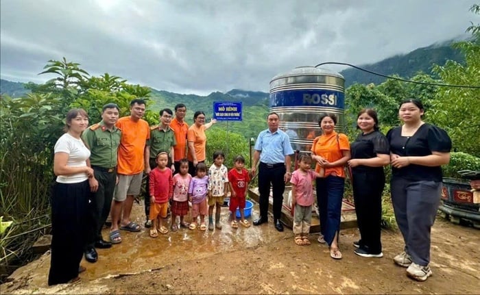 Công an Lào Cai hỗ trợ mô hình nước sạch cho điểm trường xã vùng cao- Ảnh 1.