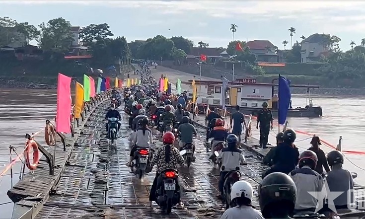 Vận hành trở lại cầu phao Phong Châu