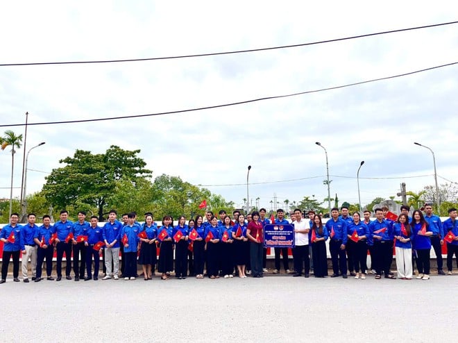 Rực rỡ sắc cờ Tổ quốc trên quê hương Hồng Vân- Ảnh 4.
