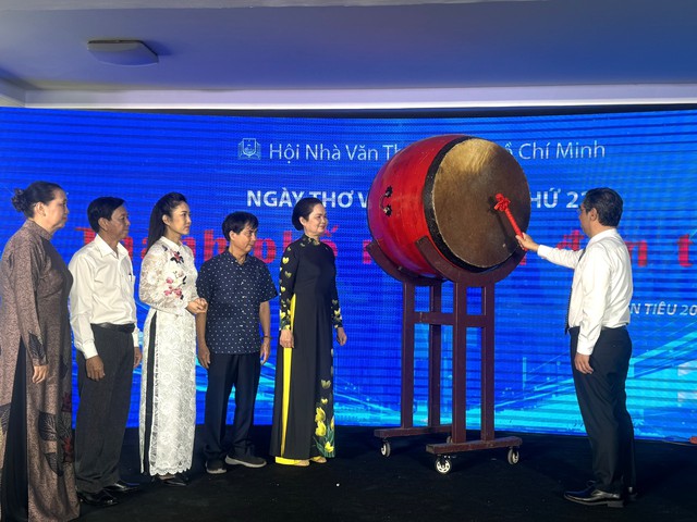 Lãnh đạo Thành ủy đánh trống khai hội Ngày thơ Việt Nam tại TP.HCM- Ảnh 2.