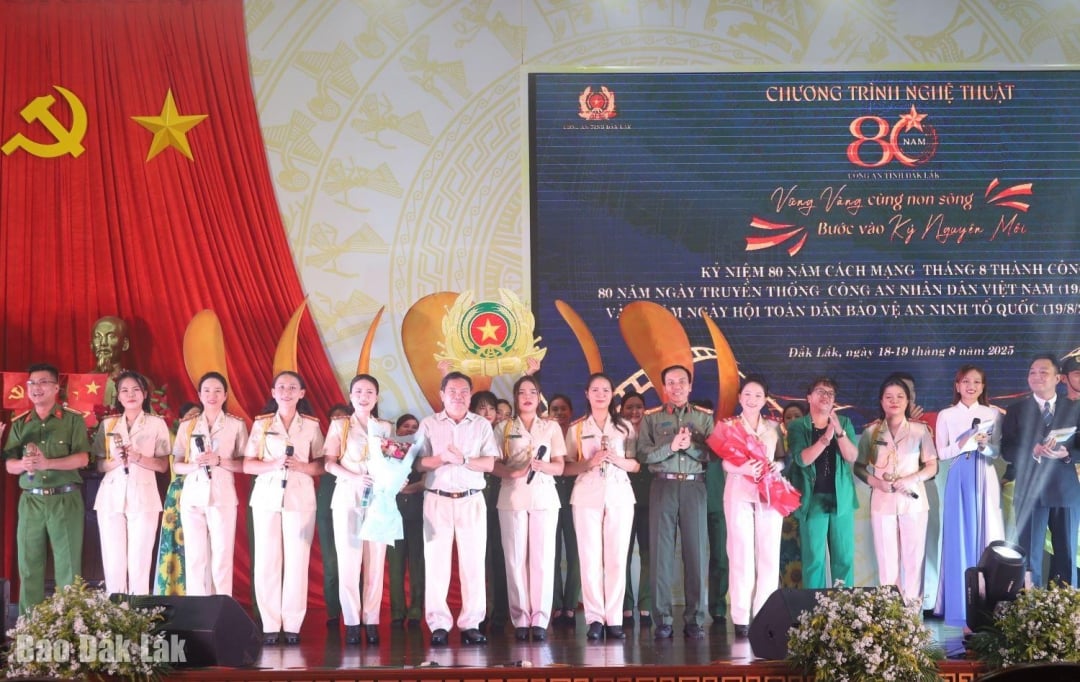 Provincial Police leaders presented flowers to congratulate the art troupes.