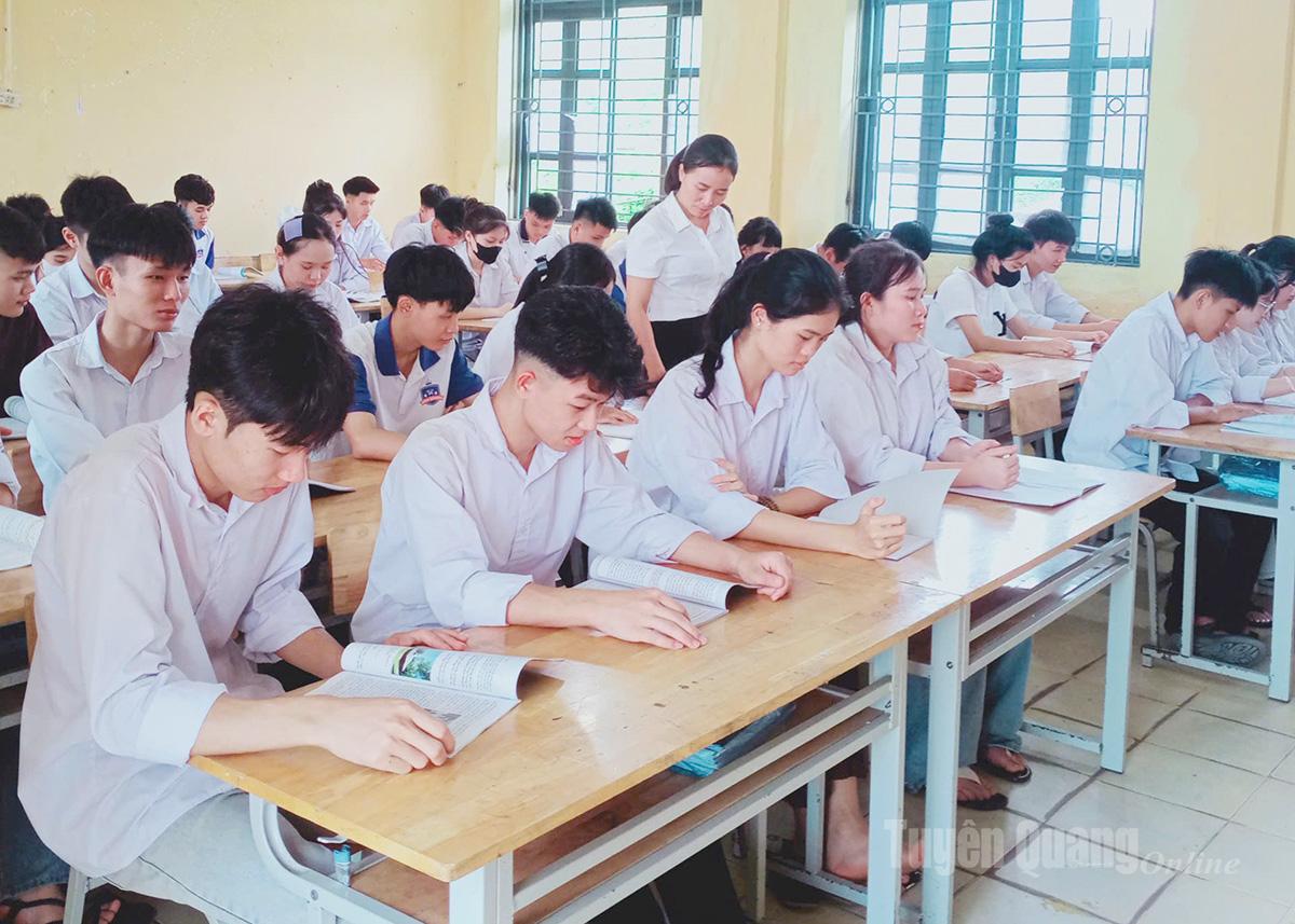 Học sinh lớp 12, Trường THPT Sơn Nam trong ngày đầu đến trường.