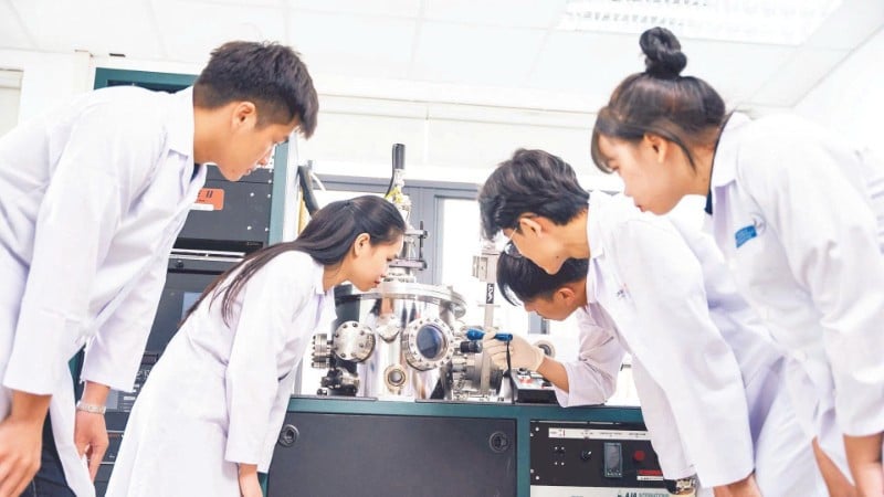 페니카 대학의 스마트 소재와 인공지능 학과 학생들이 연구실에서 연구를 수행하고 있습니다.