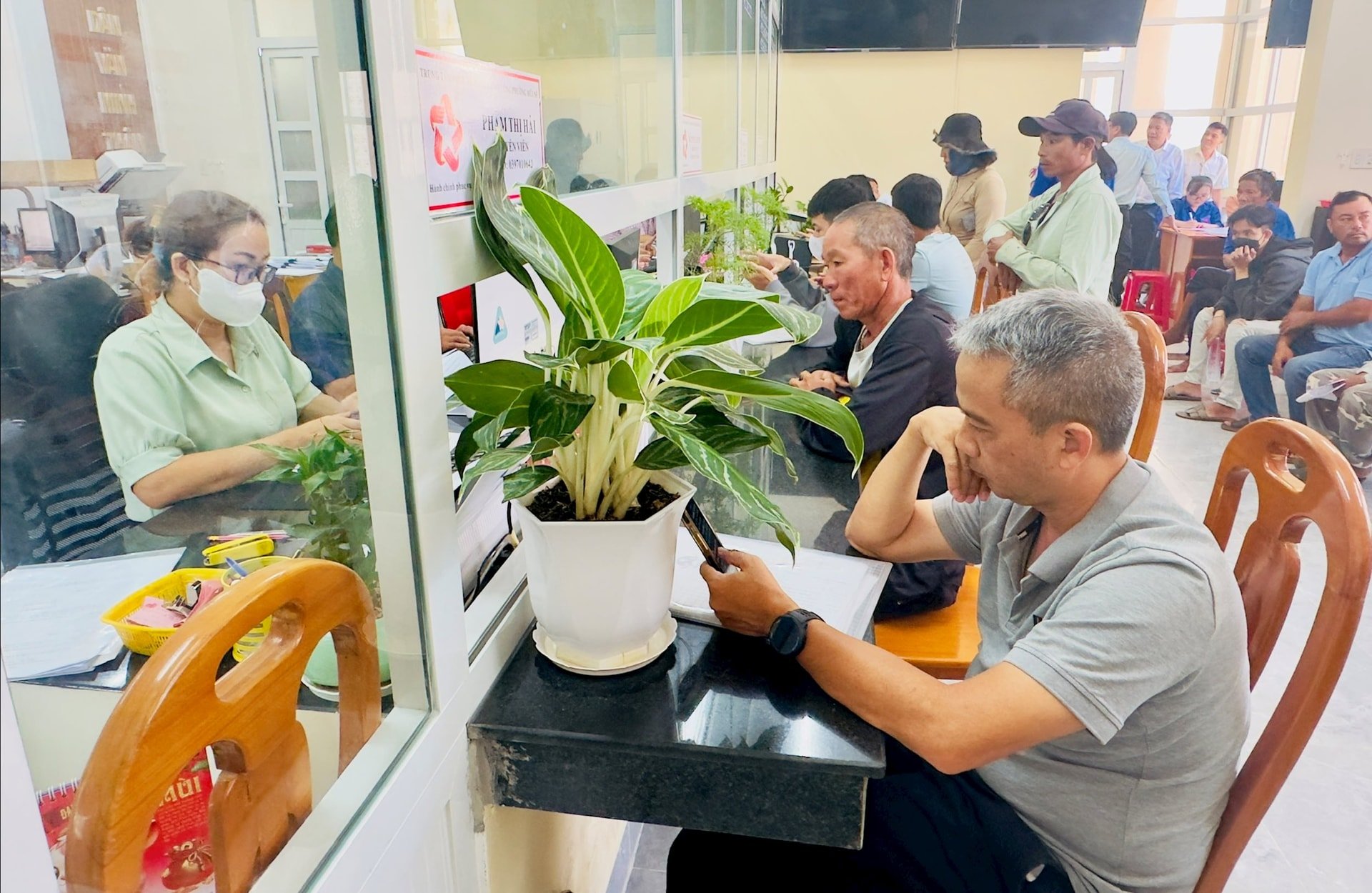 Người dân đến giải quyết thủ tục hành chính tại phường Mũi Né 