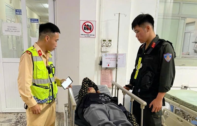 Cảnh sát giao thông Phú Thọ kịp thời đưa người phụ nữ bị ngất xỉu trên đường đi cấp cứu -0