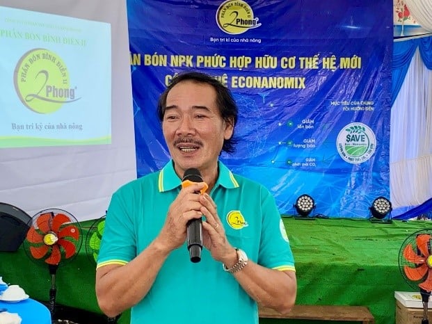 Mr. Le Quoc Phong, Chairman of the Board of Directors, General Director of 2Phong Fertilizer, shared new Econanomic technology, introduced and guided farmers to use fertilizer economically and effectively. Photo: Tho Tin