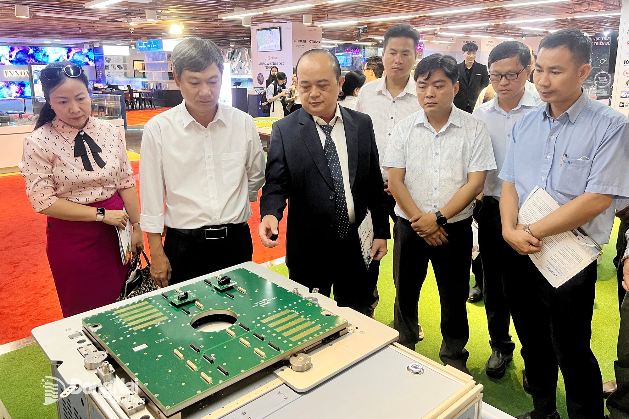 Lãnh đạo Sở Khoa học và Công nghệ cùng các nhà khoa học, giảng viên của Đồng Nai tham quan, tìm hiểu về các thiết bị khoa học - kỹ thuật, công nghệ lõi tại Trung tâm Đổi mới sáng tạo CT của Tập đoàn CT Group (Thành phố Hồ Chí Minh) trong tháng 5-2025. Ảnh:H.Quân