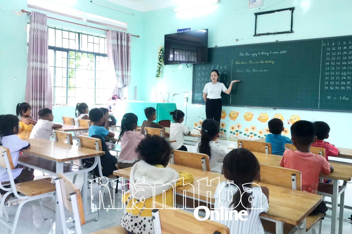 Teachers at Ma Noi Primary School (Anh Dung Commune) teach Vietnamese to students before they enter first grade. Photo: Lam Anh 