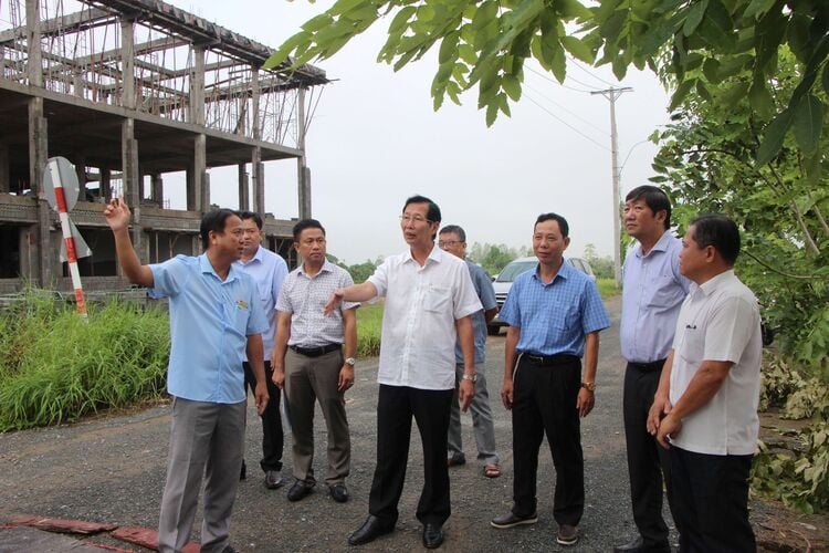 Phó Chủ tịch UBND tỉnh An Giang Lê Văn Phước kiểm tra công tác giải ngân vốn đầu tư công các công trình trọng điểm khu vực Chợ Mới