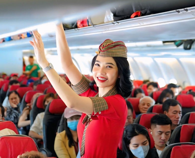 Nhận quà từ Vietjet khi mặc áo cờ đỏ sao vàng lên máy bay- Ảnh 1.