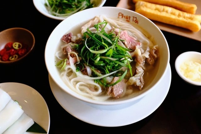 Phở là món ăn chủ đạo trong ẩm thực Việt Nam - và có lý do chính đáng. Được chế biến từ các loại thảo mộc thơm, gia vị, bánh phở, và thịt hoặc rau tùy chọn, phở vừa thanh đạm vừa đủ no bởi chứa đầy đủ protein và các chất dinh dưỡng thiết yếu, hoàn hảo cho một bữa ăn cân bằng bất cứ lúc nào trong ngày.