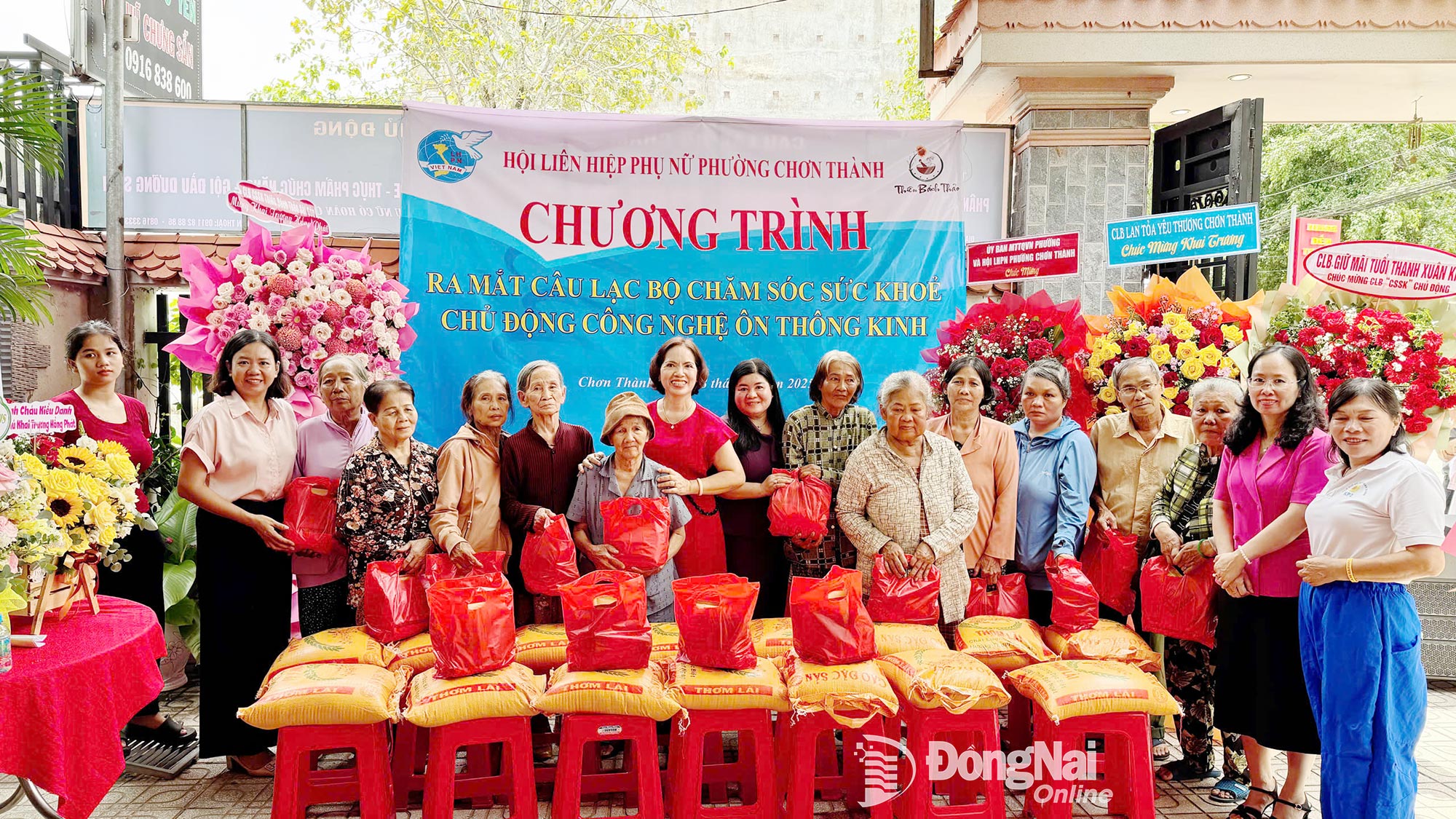 លោកស្រី Mac Thi Thanh Binh (អាវក្រហមឈរកណ្តាល) ផ្តល់អំណោយដល់គ្រួសារជួបការលំបាកនៅសង្កាត់ Chon Thanh។ រូបថត៖ ង៉ុក ធួន 
