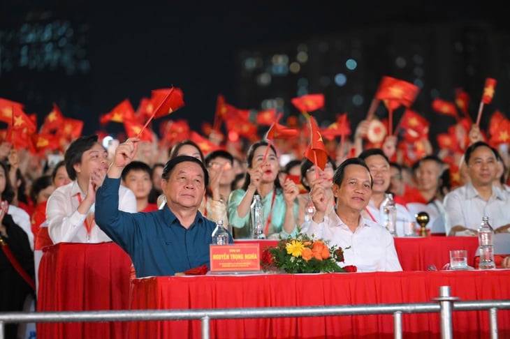 ‘Tự hào là người Việt Nam’ bùng nổ với Quốc ca, Đường tới ngày vinh quang - Ảnh 1.