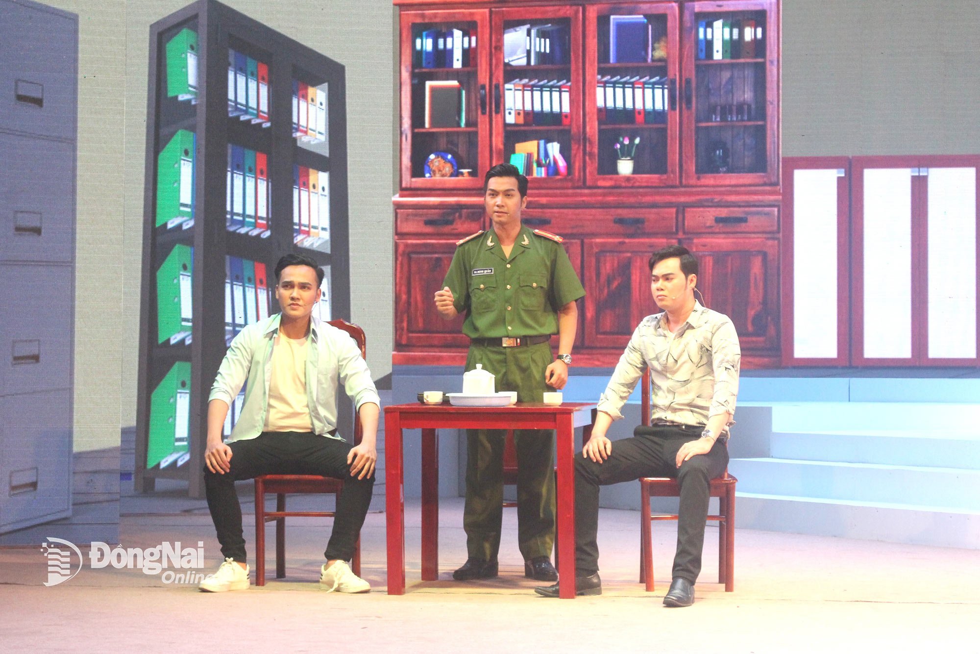 Nghệ sĩ Hoài Minh vào vai người chiến sĩ công an nhân dân trong vở cải lương Cuộc chiến do Nhà hát Nghệ thuật Đồng Nai thực hiện. Ảnh: My Ny