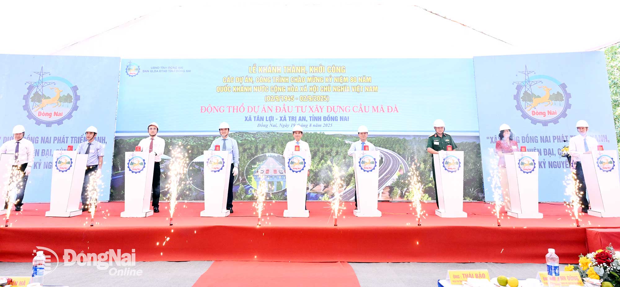 Lãnh đạo tỉnh Đồng Nai, đại diện đơn vị thi công và nhà đầu tư bấm nút động thổ Dự án Đầu tư xây dựng cầu Mã Đà. Ảnh: Trung Quang