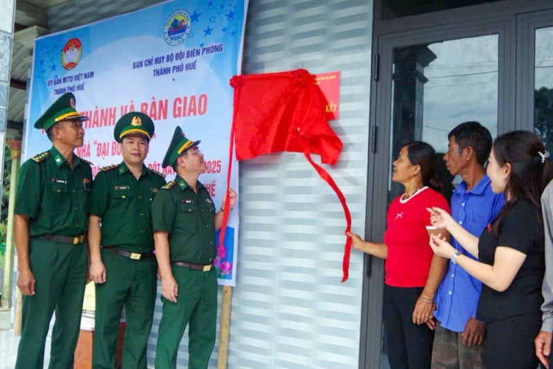 Huế: Bàn giao 4 nhà “Đại đoàn kết” trên tuyến biên giới Việt Nam - Lào