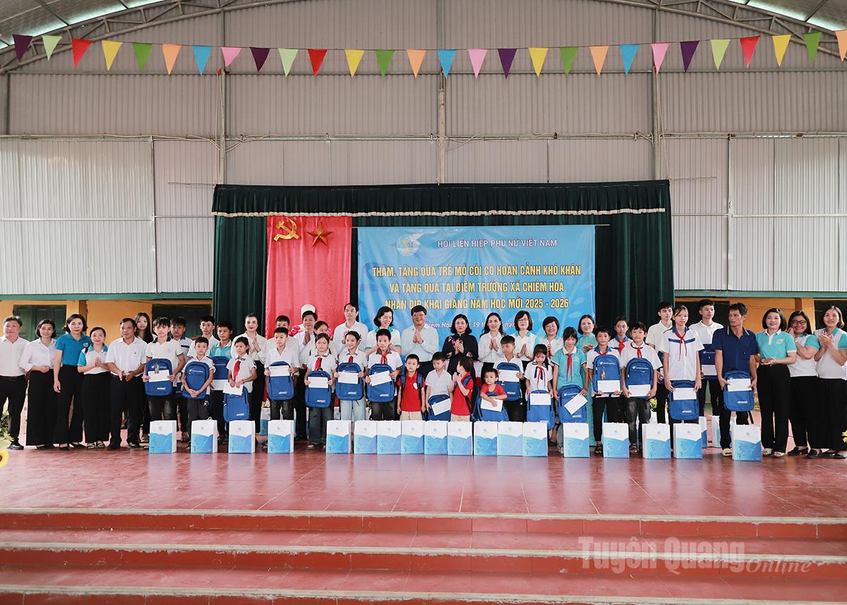 Phó Chủ tịch Ủy ban Trung ương MTTQ Việt Nam, Chủ tịch Hội LHPN Việt Nam Nguyễn Thị Tuyến cùng đoàn công tác tặng quà cho trẻ em có hoàn cảnh khó khăn tại Trường Tiểu học Xuân Quang.