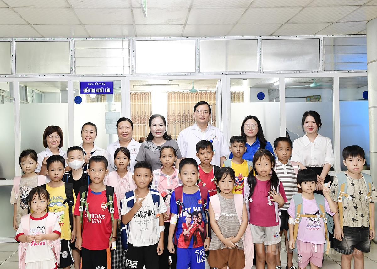 ថ្នាក់ដឹកនាំកាសែត Tuyen Quang វិទ្យុ និងទូរទស្សន៍ មន្ទីរពេទ្យទូទៅខេត្ត Tuyen Quang កាសែត Tuyen Quang សម្ព័ន្ធយុវជន វិទ្យុ និងទូរទស្សន៍ បានថតរូបជាមួយអ្នកជំងឺកុមារដែលមានជំងឺលើសឈាមពីកំណើតដែលកំពុងសម្រាកព្យាបាលនៅមន្ទីរពេទ្យខេត្ត។