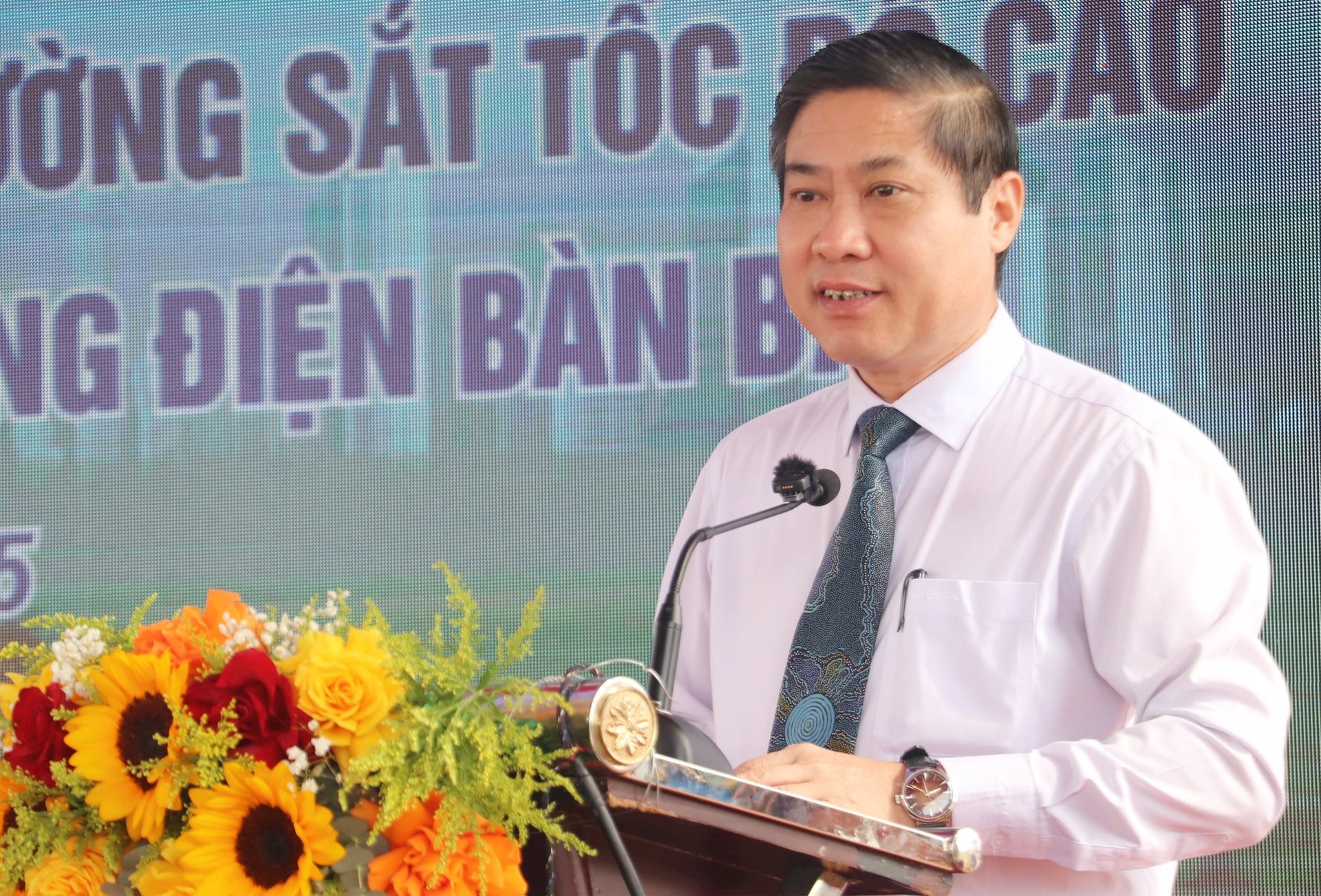 Der stellvertretende Vorsitzende des Volkskomitees der Stadt Da Nang, Phan Thai Binh, spricht bei der Grundsteinlegung. Foto: DAC MANH