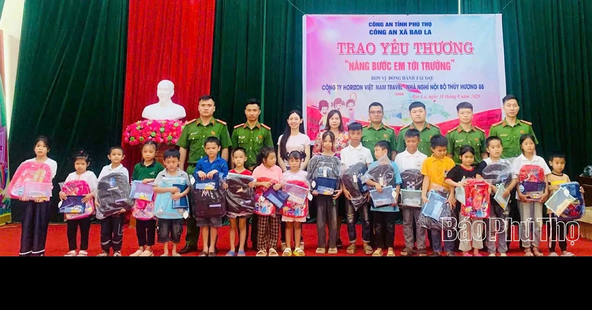 Tặng quà cho học sinh có hoàn cảnh khó khăn xã Bao La