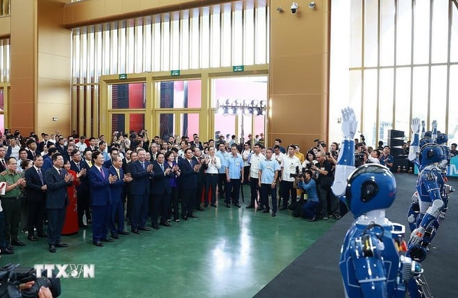 Tổng Bí thư Tô Lâm và Thủ tướng Phạm Minh Chính tham quan trưng bày thành tựu của đất nước tại Trung tâm Triển lãm Việt Nam. (Ảnh: Dương Giang/TTXVN)