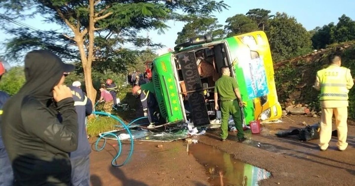 Lật xe khách trên đường Hồ Chí Minh khiến nhiều hành...