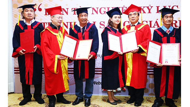 Der Kunsthandwerker Nguyen Van Phung (dritter von links) erhielt den vietnamesischen und Weltrekord.