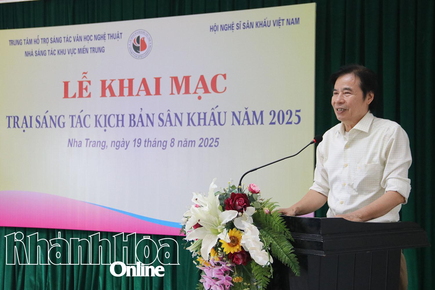 Der Direktor des Volkskünstlers Giang Manh Ha, Vizepräsident der Vietnam Stage Artists Association und Vorsitzender des Kompositionsausschusses, hielt die Eröffnungsrede.