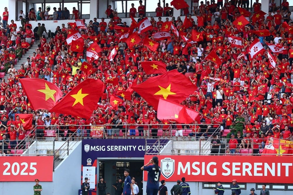 Coach Mai Duc Chung thanks fans after his team's victory over Thailand - photo 2