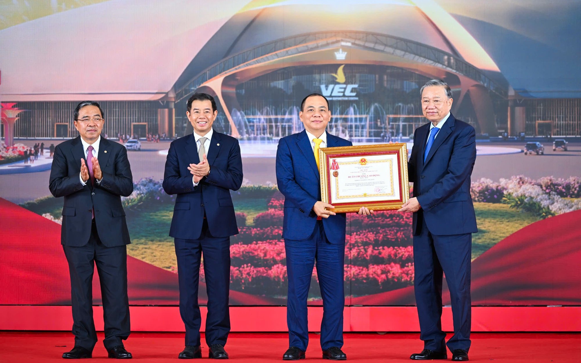 Die Vingroup Corporation erhielt die First Class Labor Medal für ihre herausragenden Leistungen bei der Umsetzung des Baus des National Exhibition and Fair Center.