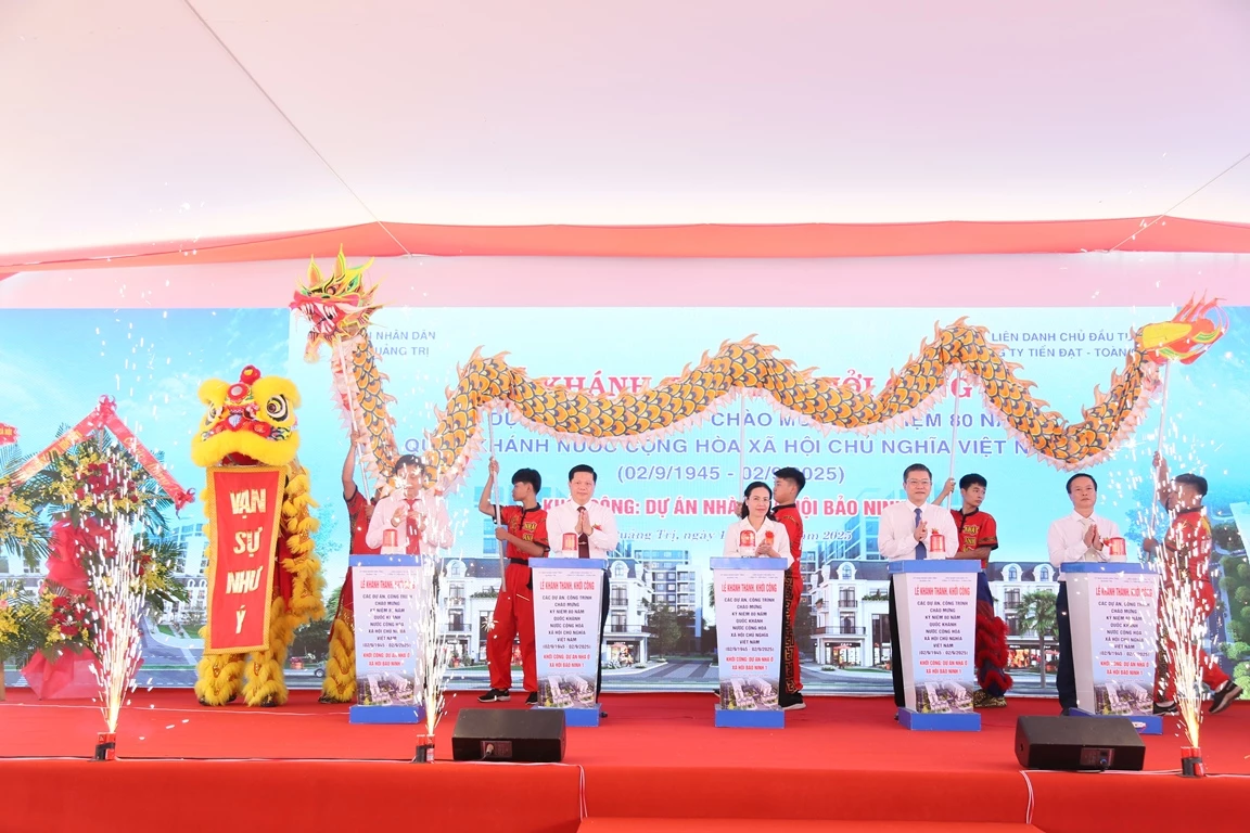Các đại biểu bấm nút khởi công dự án Khu Nhà ở xã hội Bảo Ninh 1. - Ảnh: Phan Khiêm