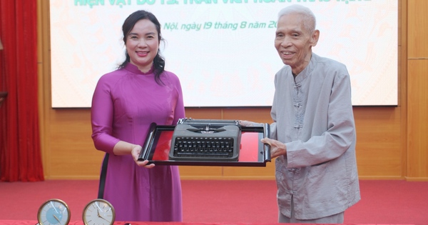 Nguyên Giám đốc Khu Di tích Trần Viết Hoàn trao tặng hiện vật quý về Bác Hồ