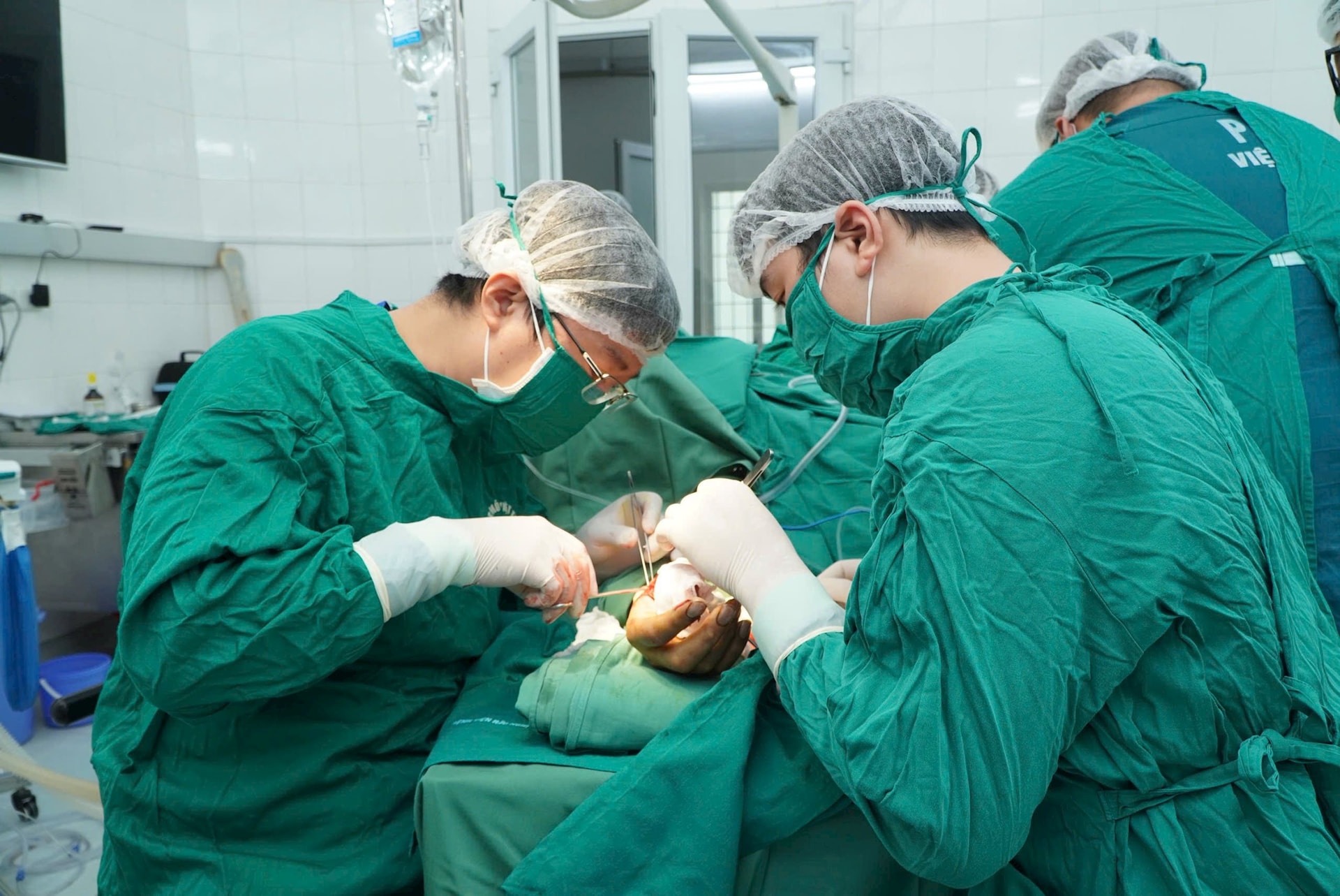 Chiến sĩ công an được bác sĩ Bệnh viện Hữu nghị Việt Tiệp nối liền ngón tay cái bị đứt rời