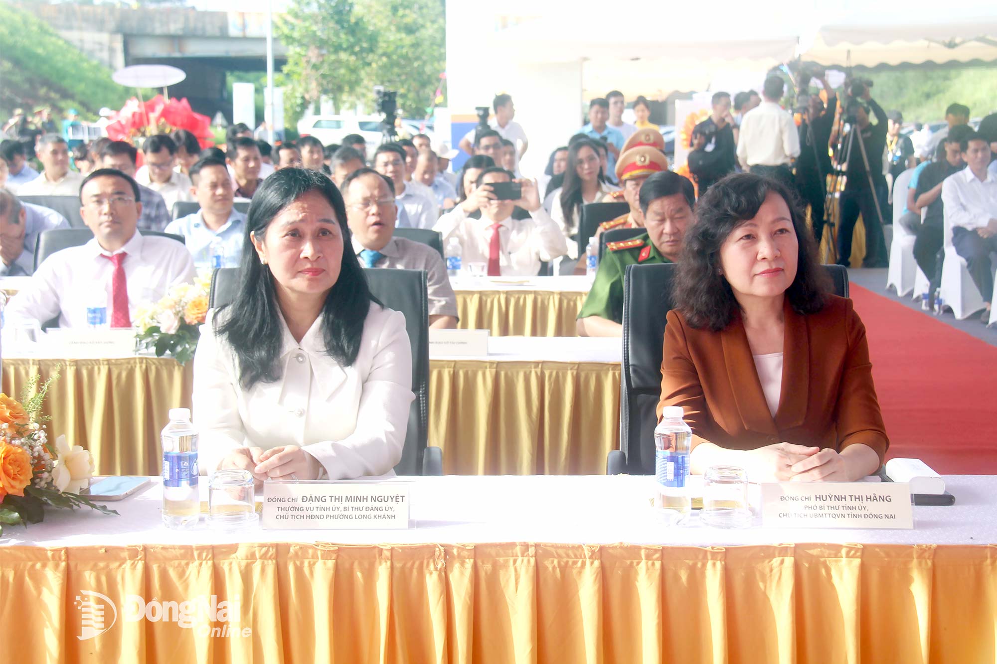 Đồng chí Huỳnh Thị Hằng, Phó Bí thư Tỉnh ủy, Chủ tịch Ủy ban MTTQ Việt Nam tỉnh Đồng Nai và Ủy viên Ban Thường vụ Tỉnh ủy, Bí thư Đảng ủy, Chủ tịch HĐND phường Long Khánh Đặng Minh Nguyệt tham dự buổi lễ. Ảnh: Hải Quân