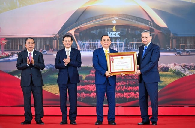 Die Vingroup Corporation erhielt die First Class Labor Medal für ihre herausragenden Leistungen im National Exhibition and Fair Center – Foto 1.