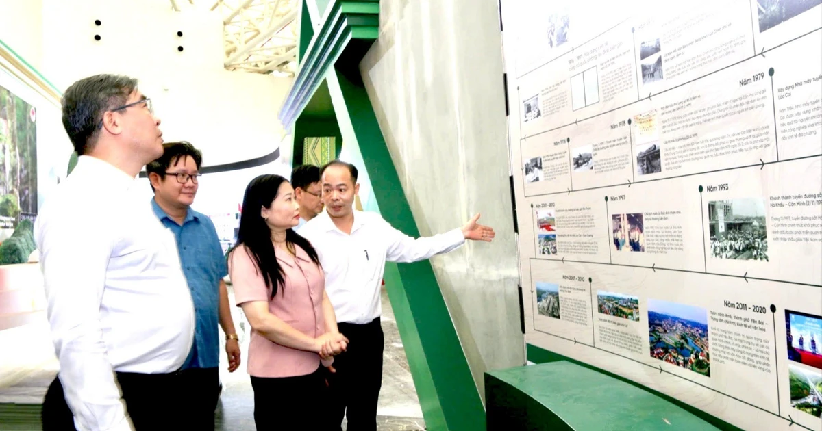 Chuẩn bị gian trưng bày của tỉnh Lào Cai tại Triển lãm thành tựu đất nước mừng Quốc khánh 2-9