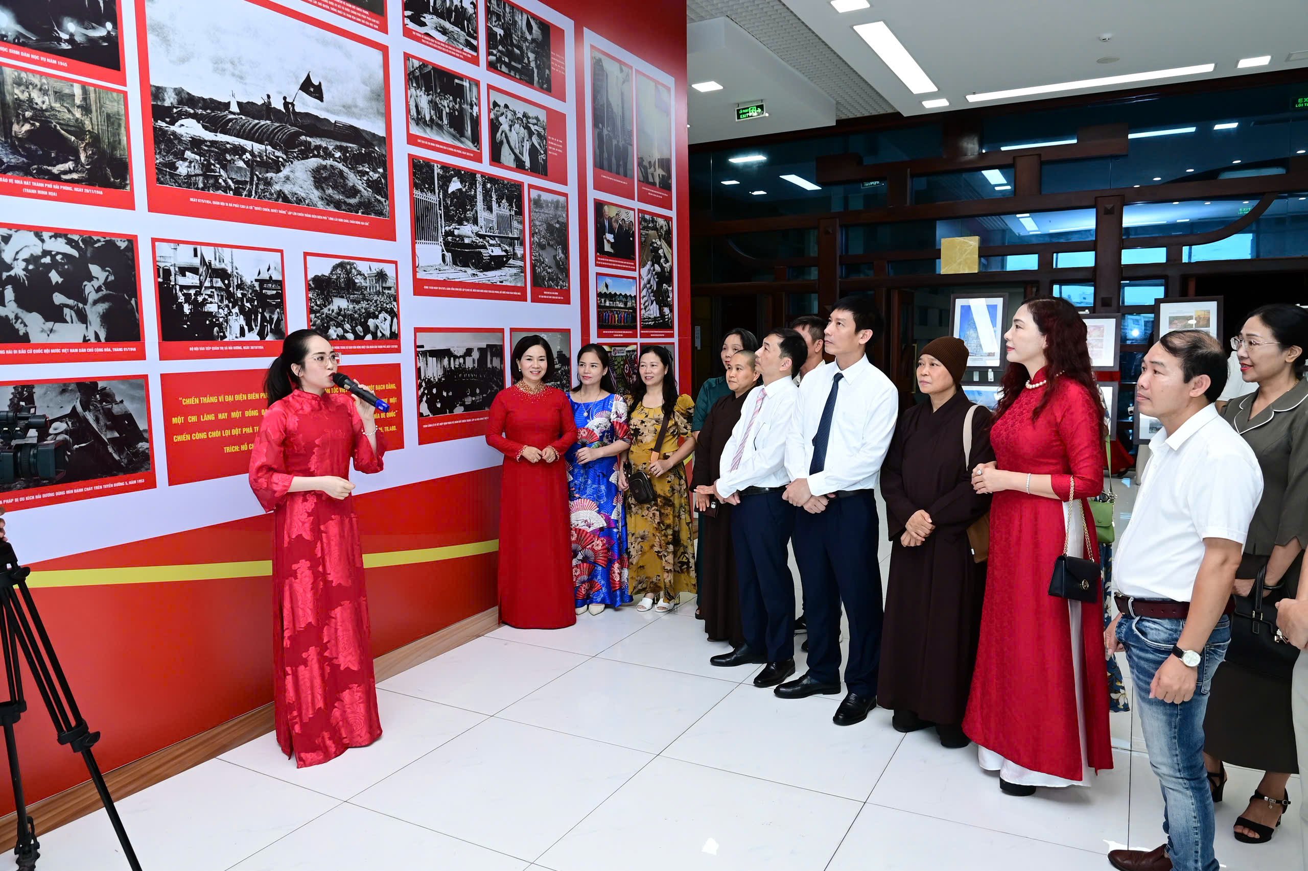 Photo and documentary exhibition "80 years of the heroic song of Independence"