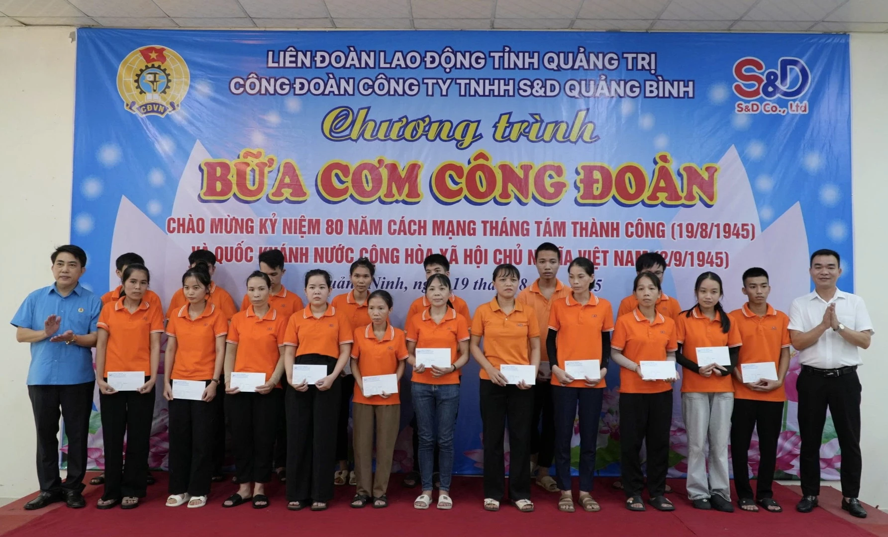 Leaders of the Provincial Federation of Labor presented gifts to union members and workers in difficult circumstances - Photo: Xuan Hanh