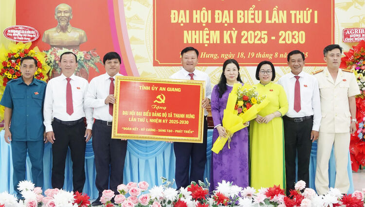 Permanent Vice Chairman of An Giang Provincial People's Council Le Hong Tham directed the Party Congress of Thanh Hung commune