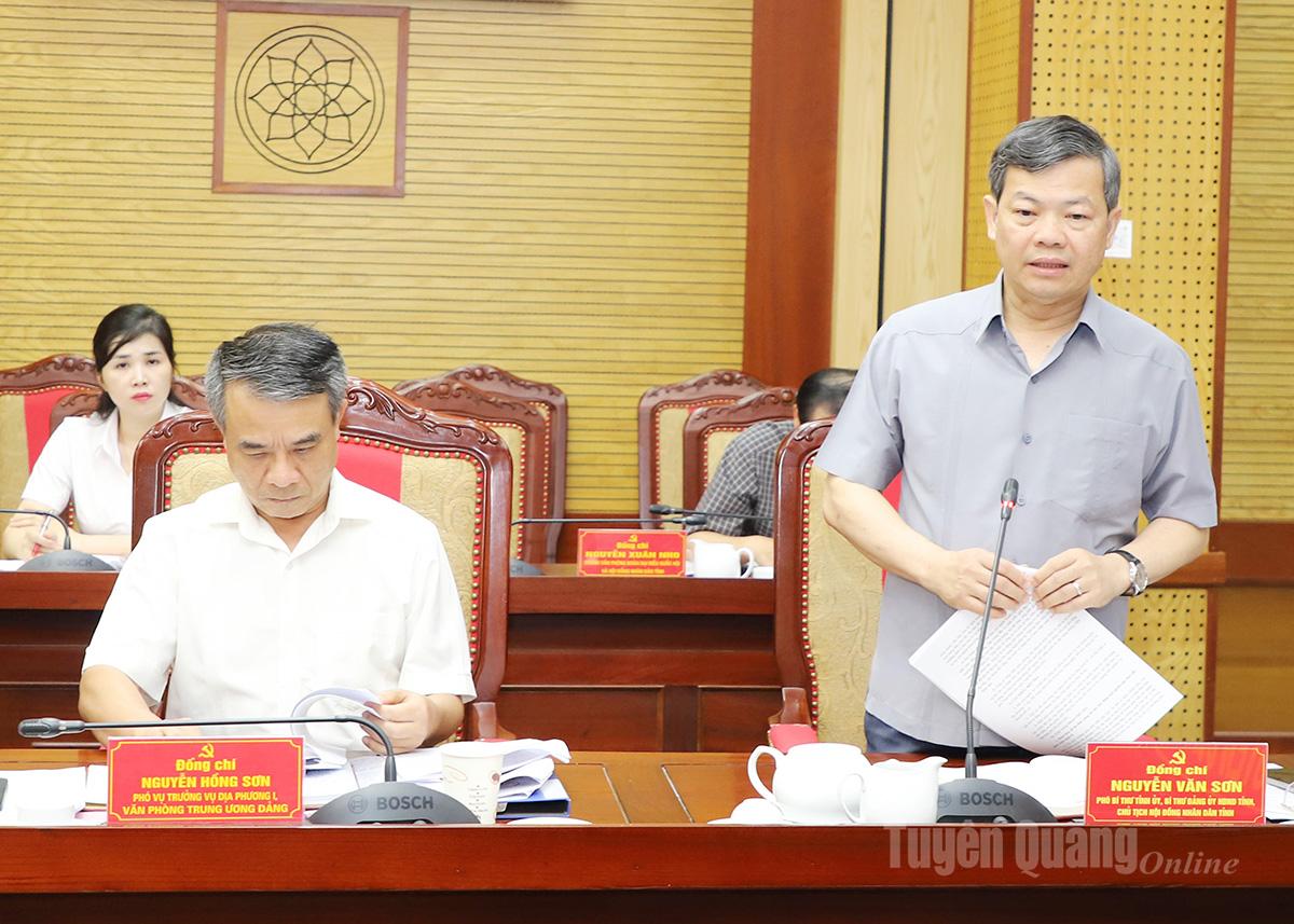El subsecretario del Comité Provincial del Partido y presidente del Consejo Popular Provincial, Nguyen Van Son, debatió en la conferencia.