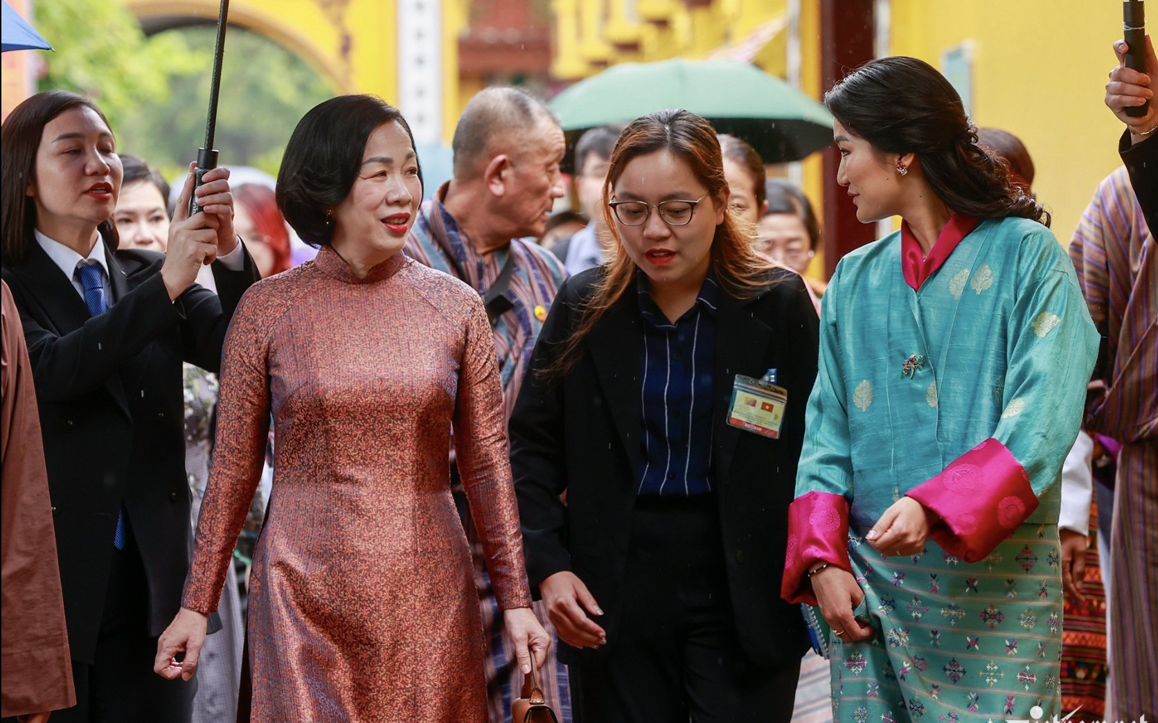 Phu nhân Chủ tịch nước và Hoàng hậu Bhutan vãn cảnh chùa Trấn Quốc dưới mưa đầu thu